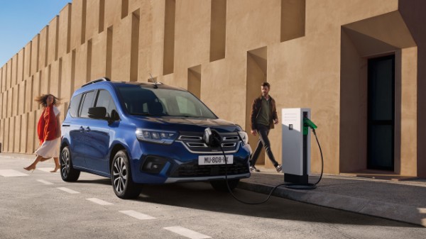 E-Tech 100% electric - charging on the road - charging away from home - Renault